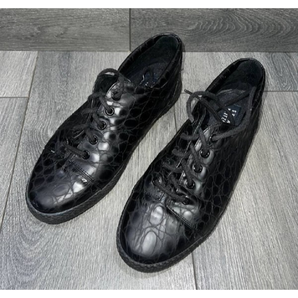 Stuart Weitzman black leather sneakers w/ crocodile embossed Sz 8 S000148